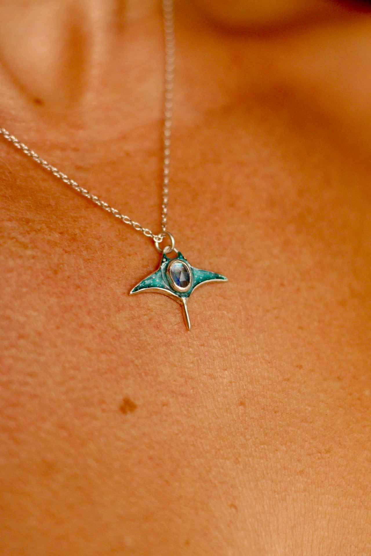 Manta ray pendant (option A)