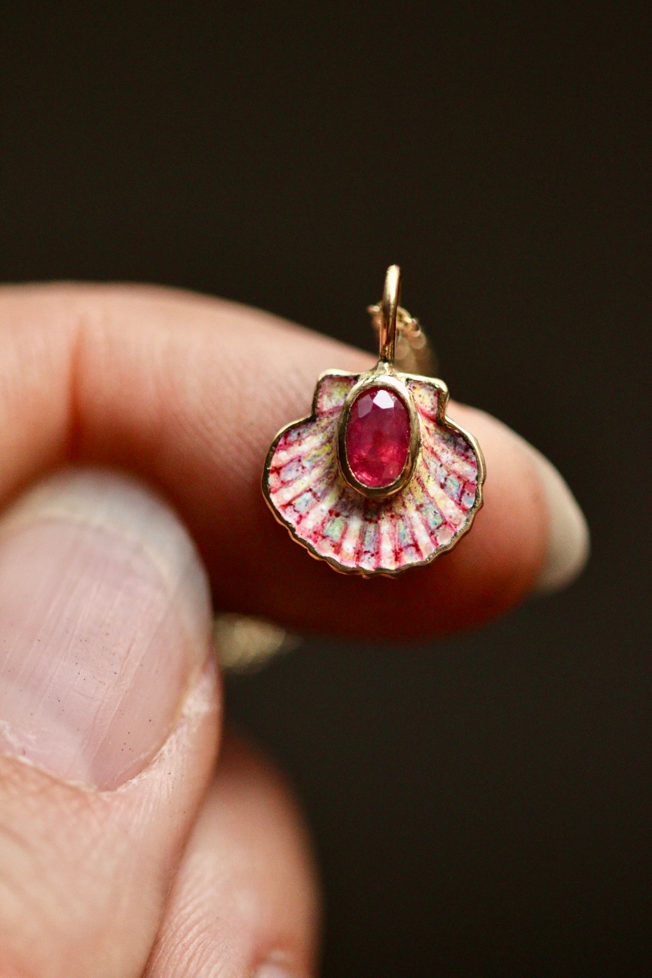 Solid 18k gold shell pendant