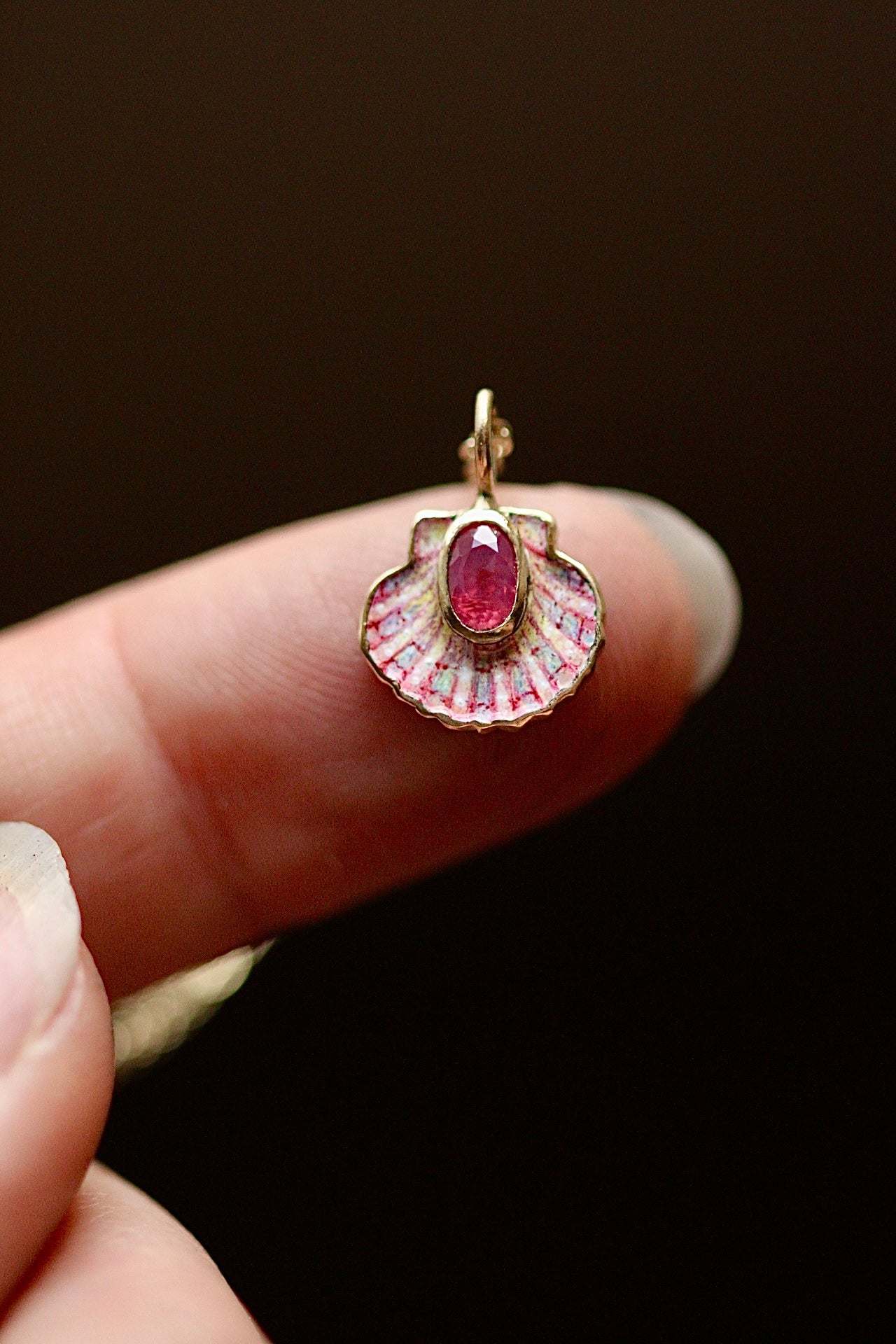 Solid 18k gold shell pendant