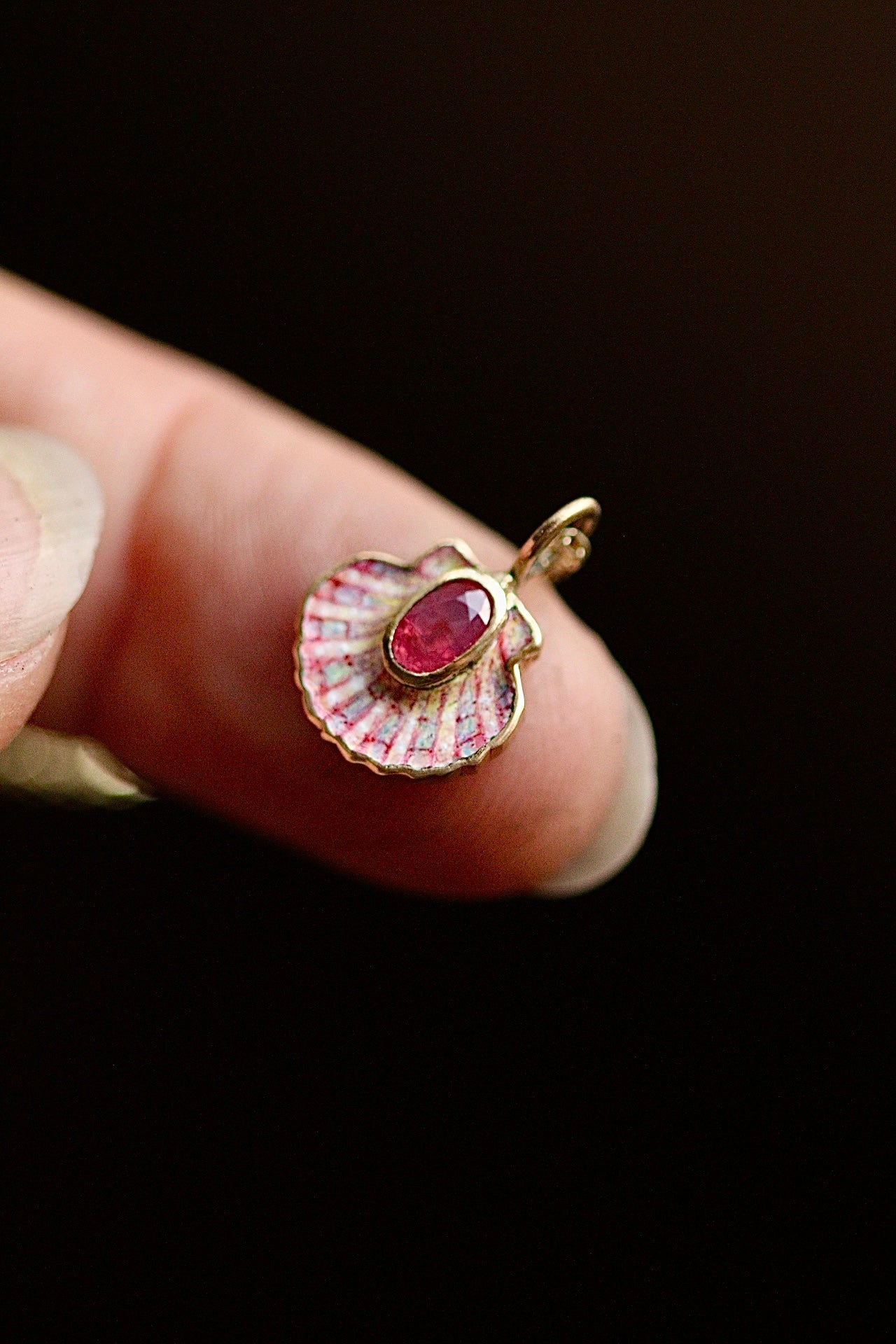Solid 18k gold shell pendant
