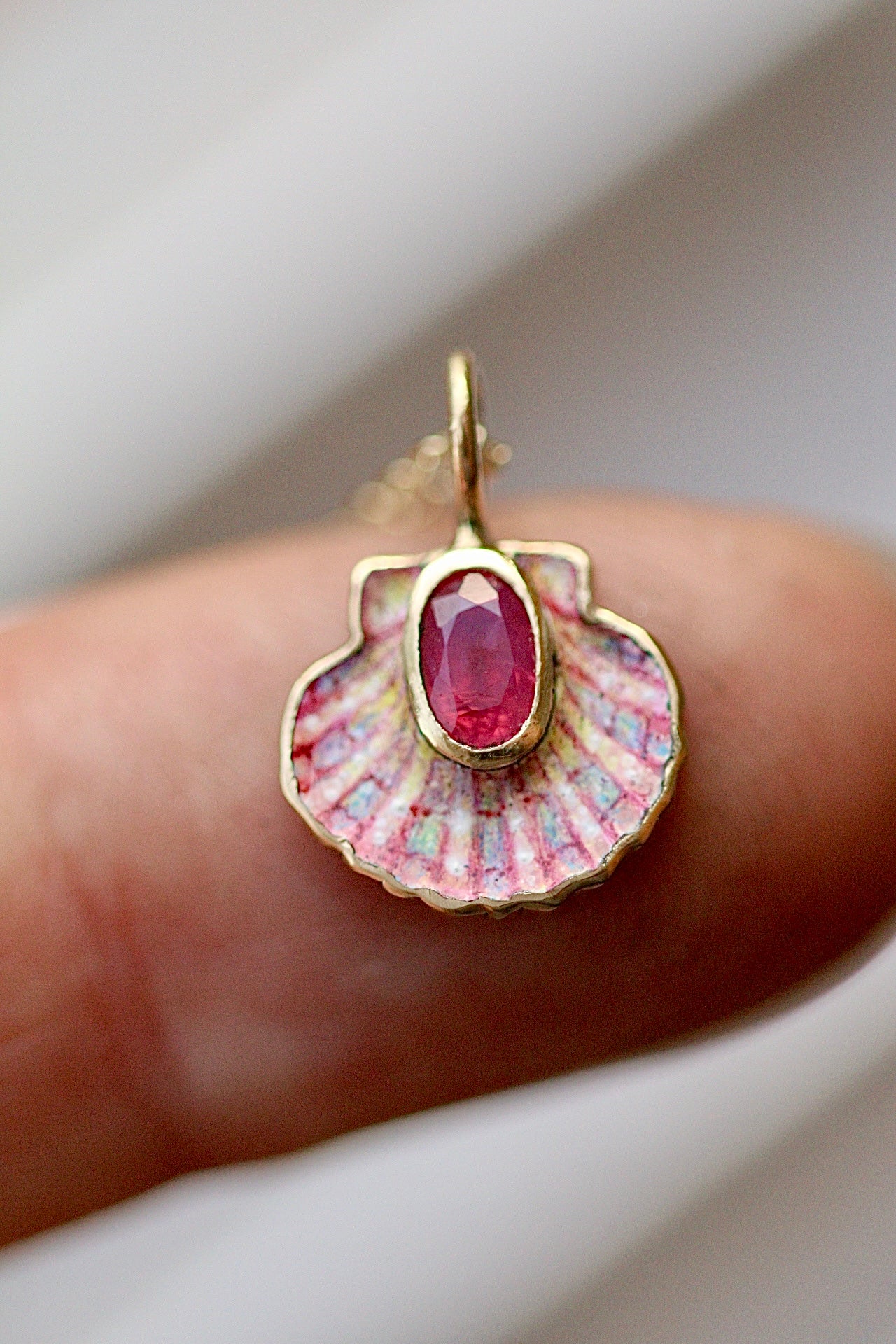 Solid 18k gold shell pendant
