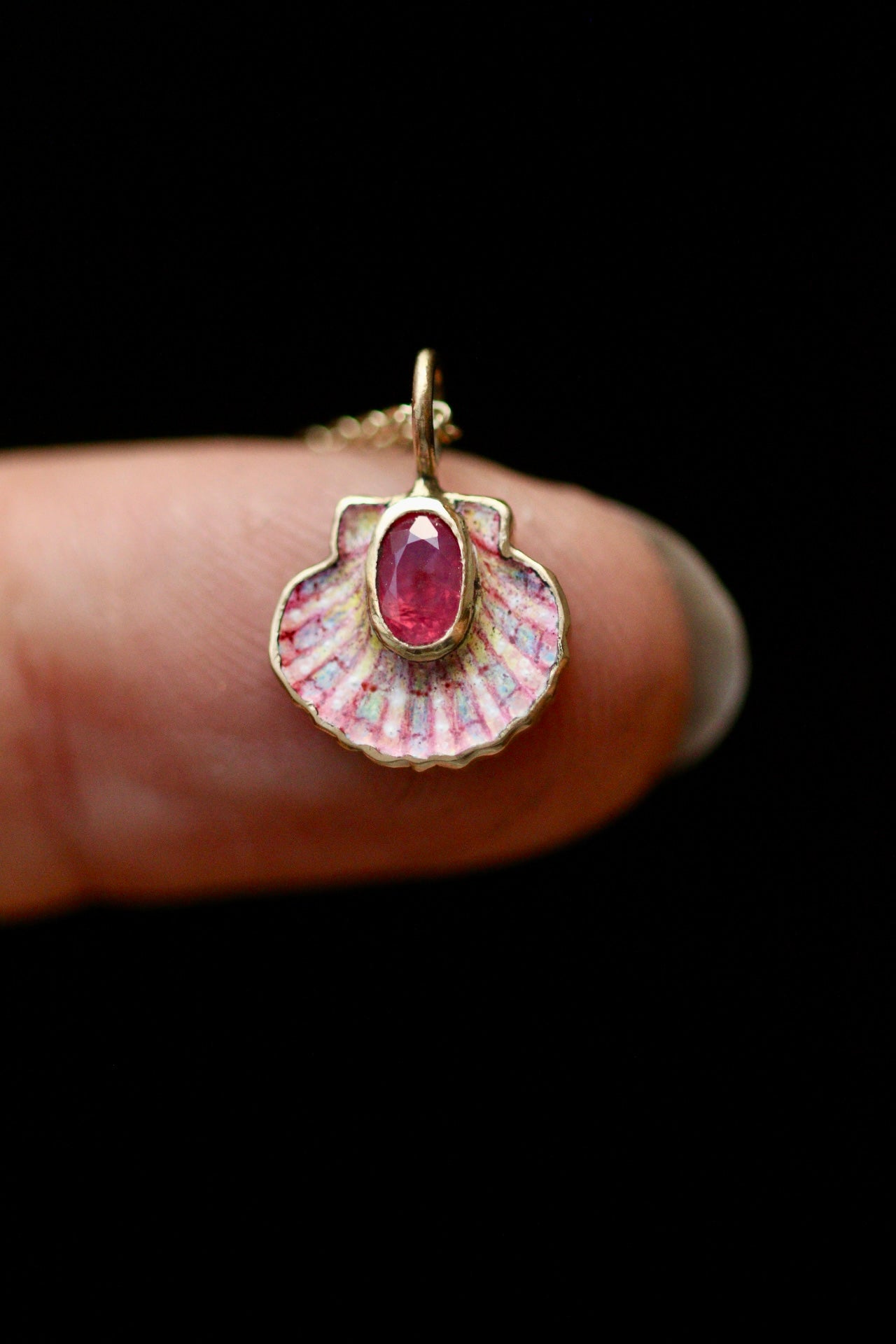 Solid 18k gold shell pendant