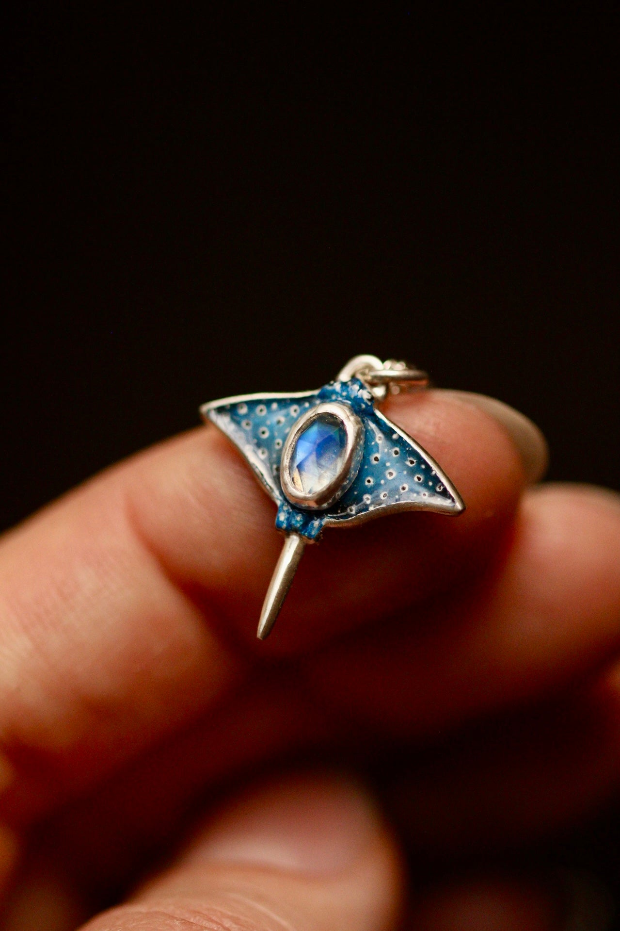 Spotted eagle ray pendant (option A)