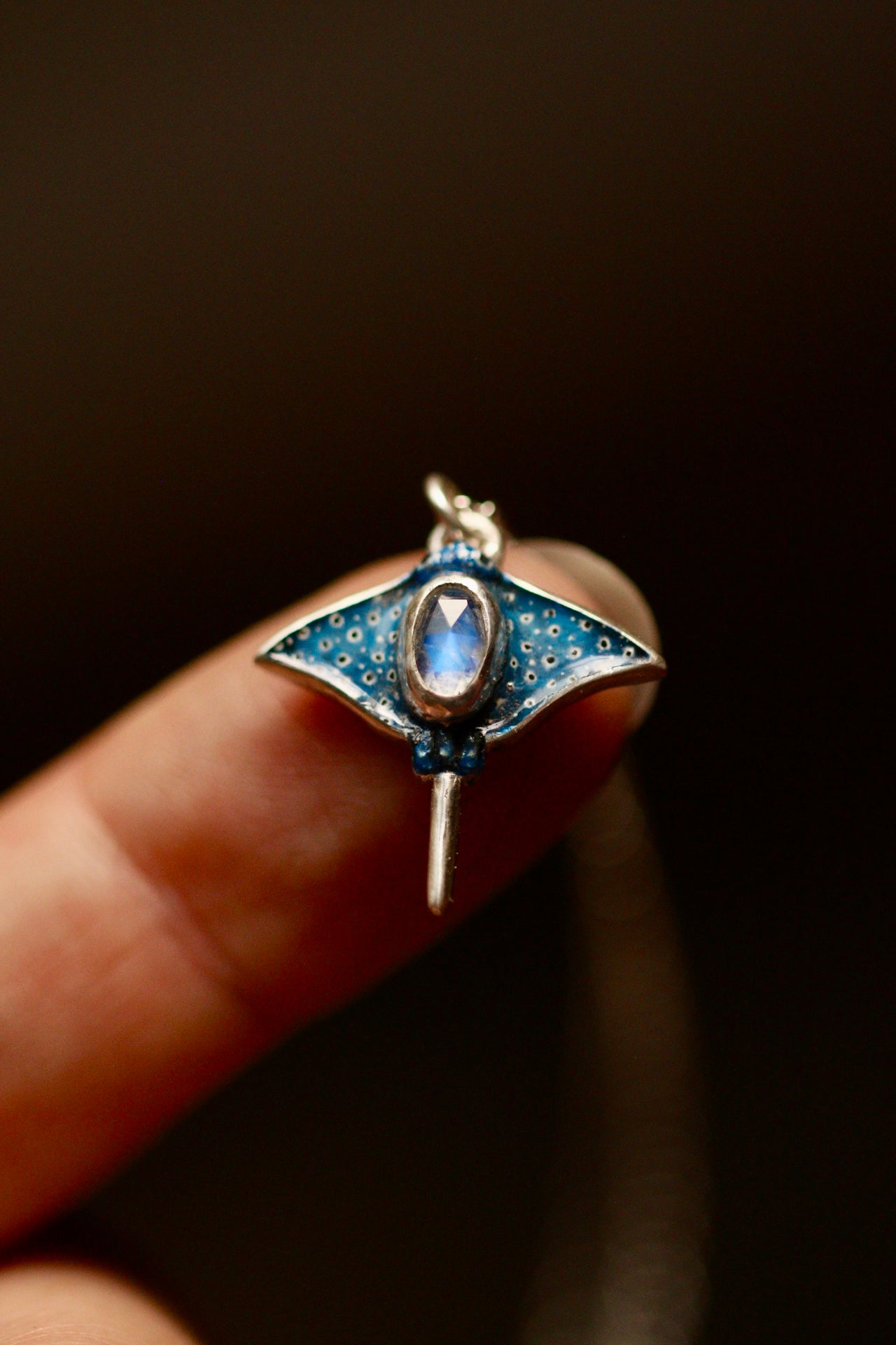 Spotted eagle ray pendant (option A)