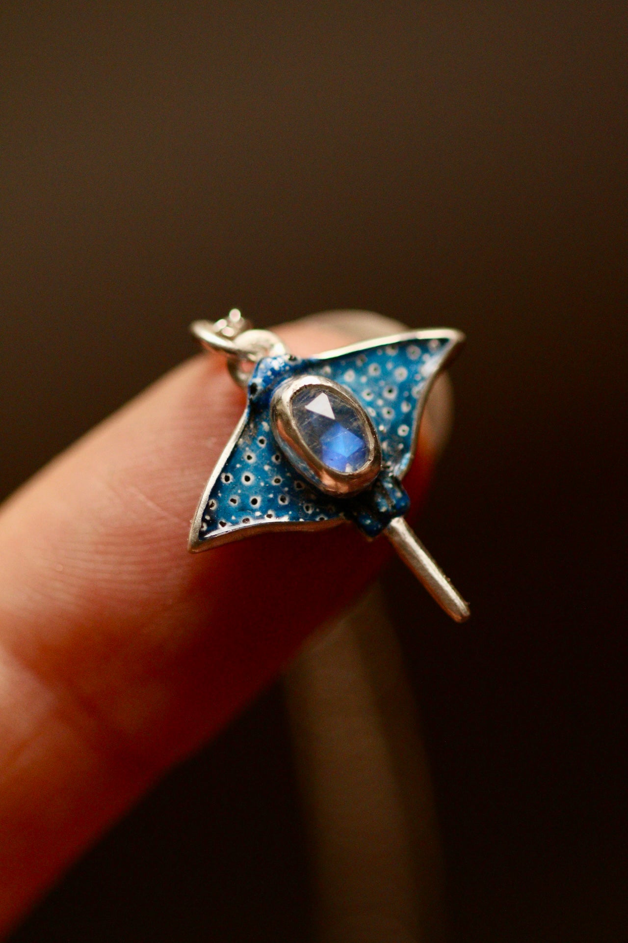 Spotted eagle ray pendant (option A)