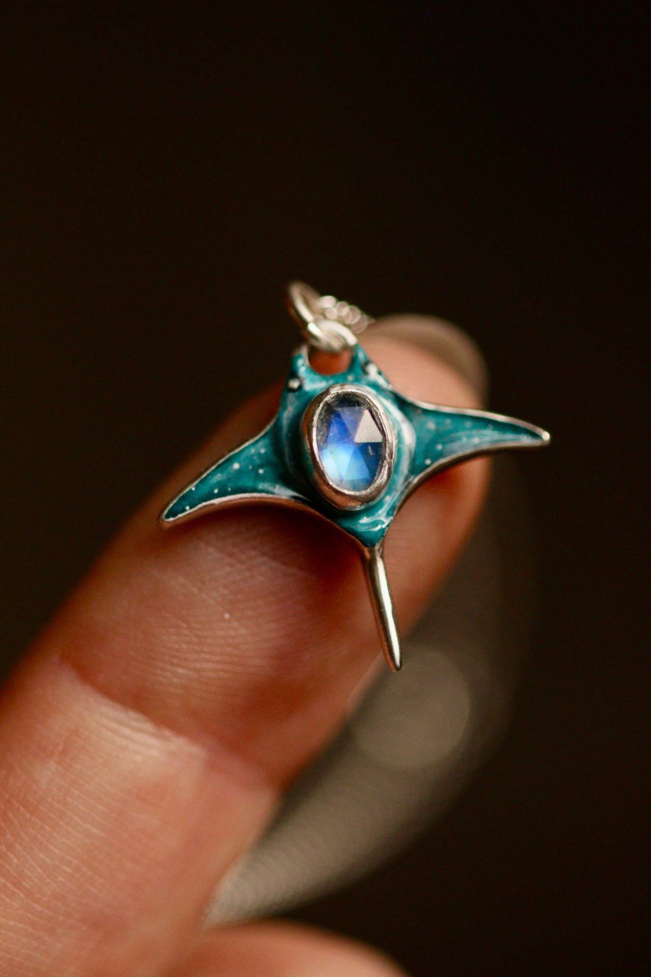 Manta ray pendant (option B)