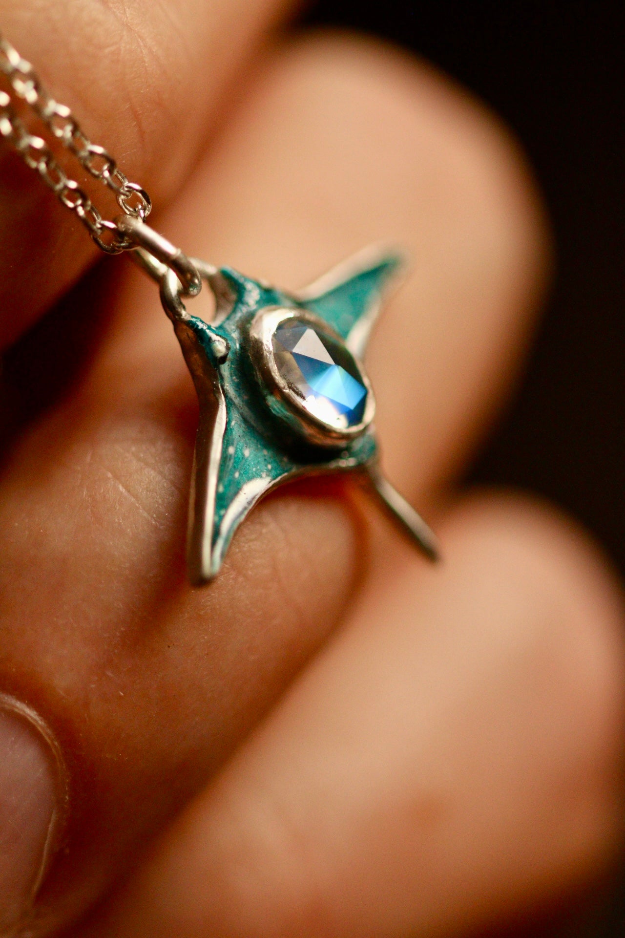 Manta ray pendant (option A)