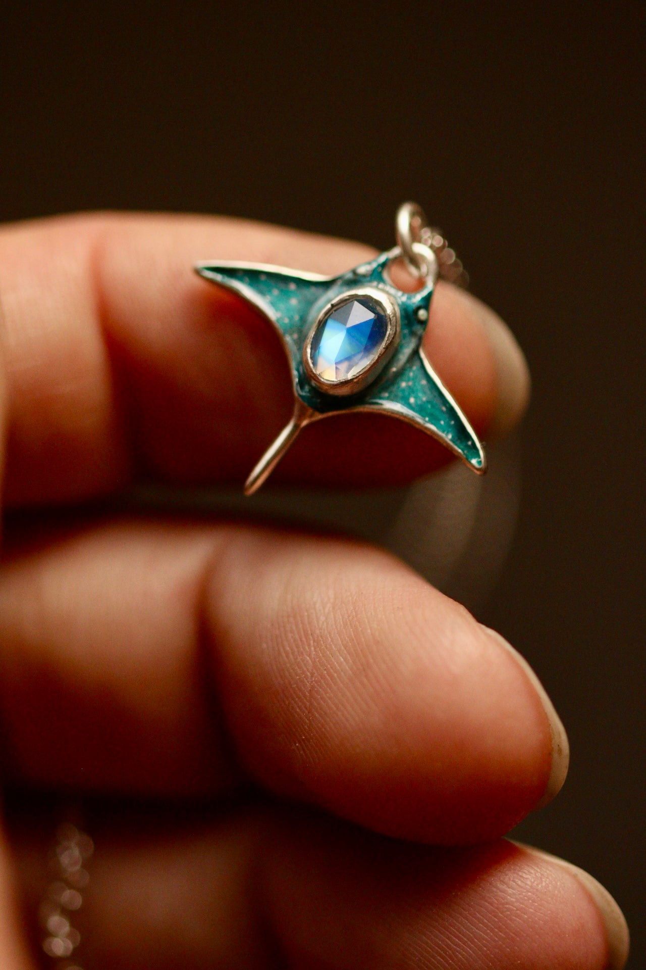 Manta ray pendant (option A)