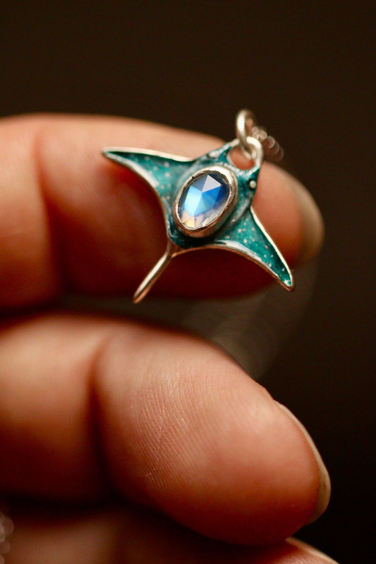 Manta ray pendant (option A)