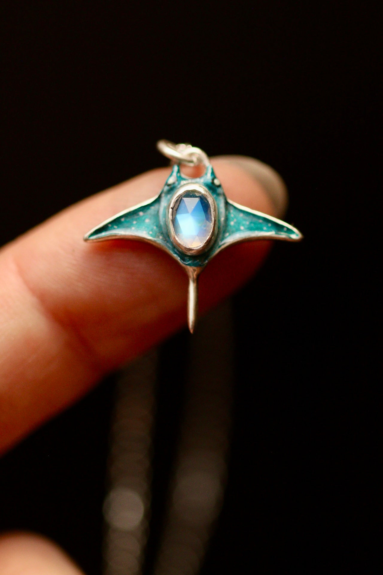 Manta ray pendant (option A)