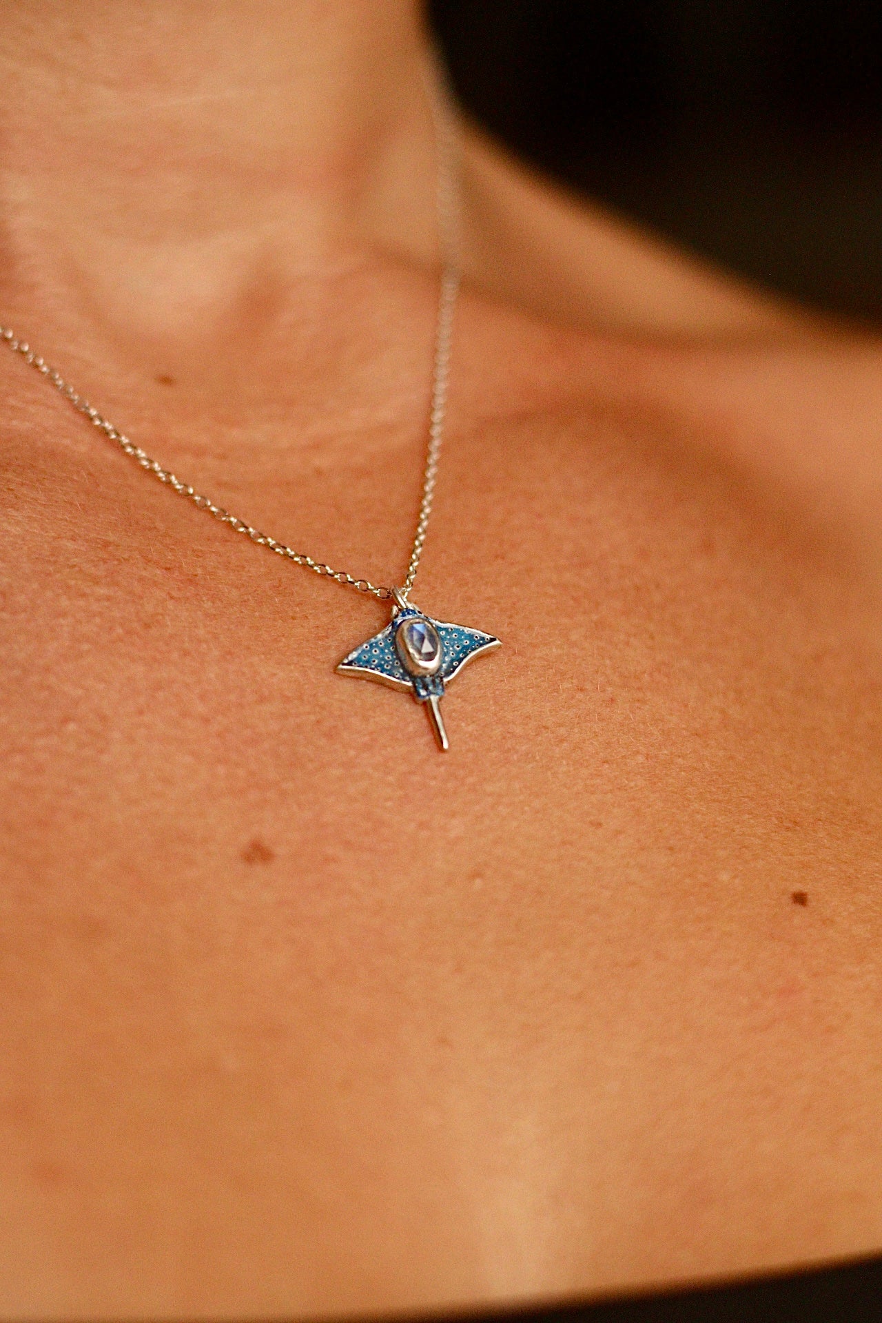 Spotted eagle ray pendant (option A)