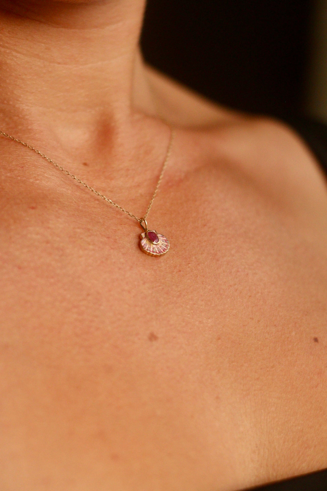 Solid 18k gold shell pendant