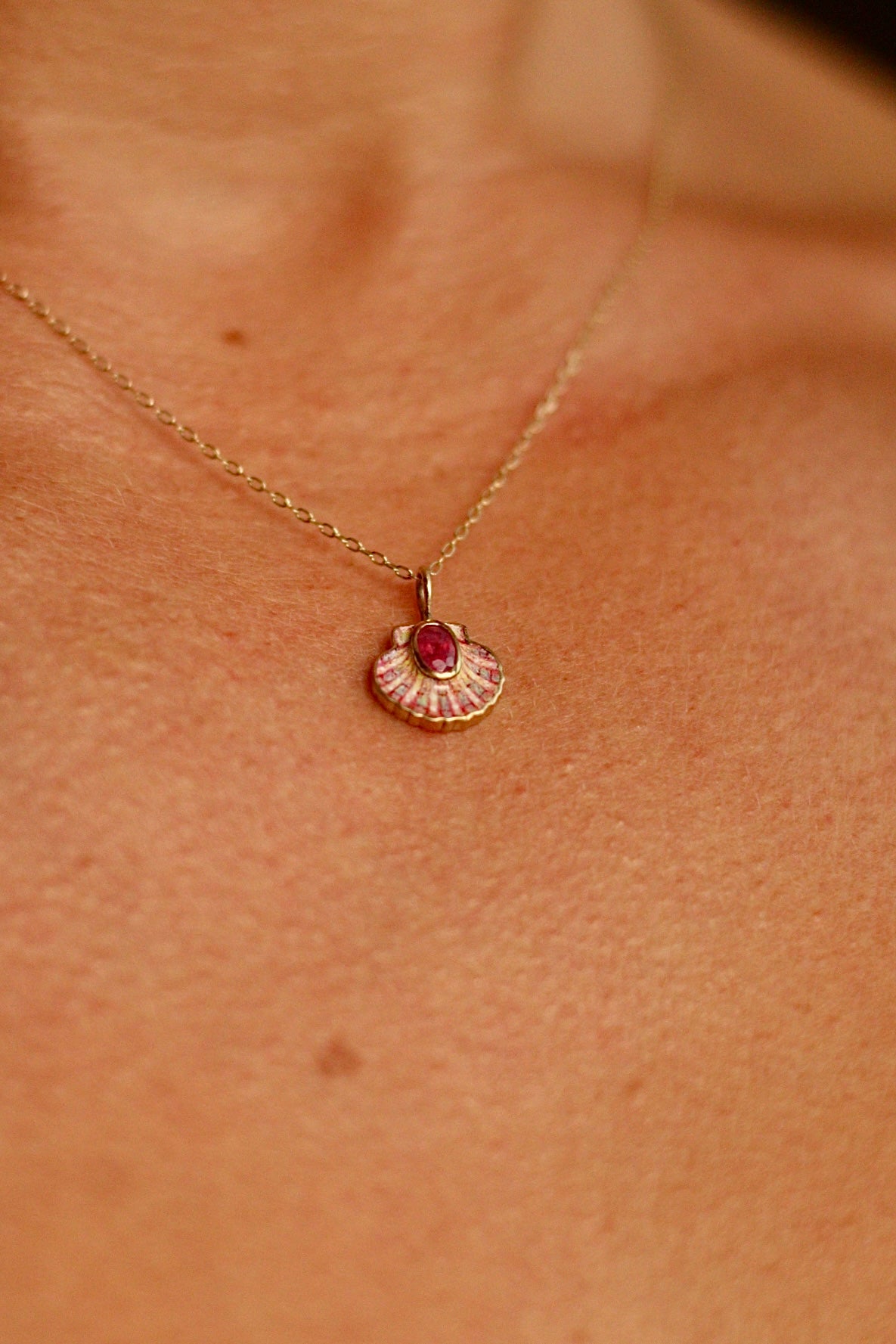 Solid 18k gold shell pendant