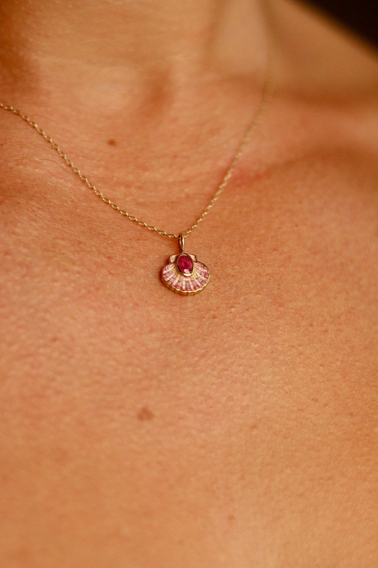 Solid 18k gold shell pendant